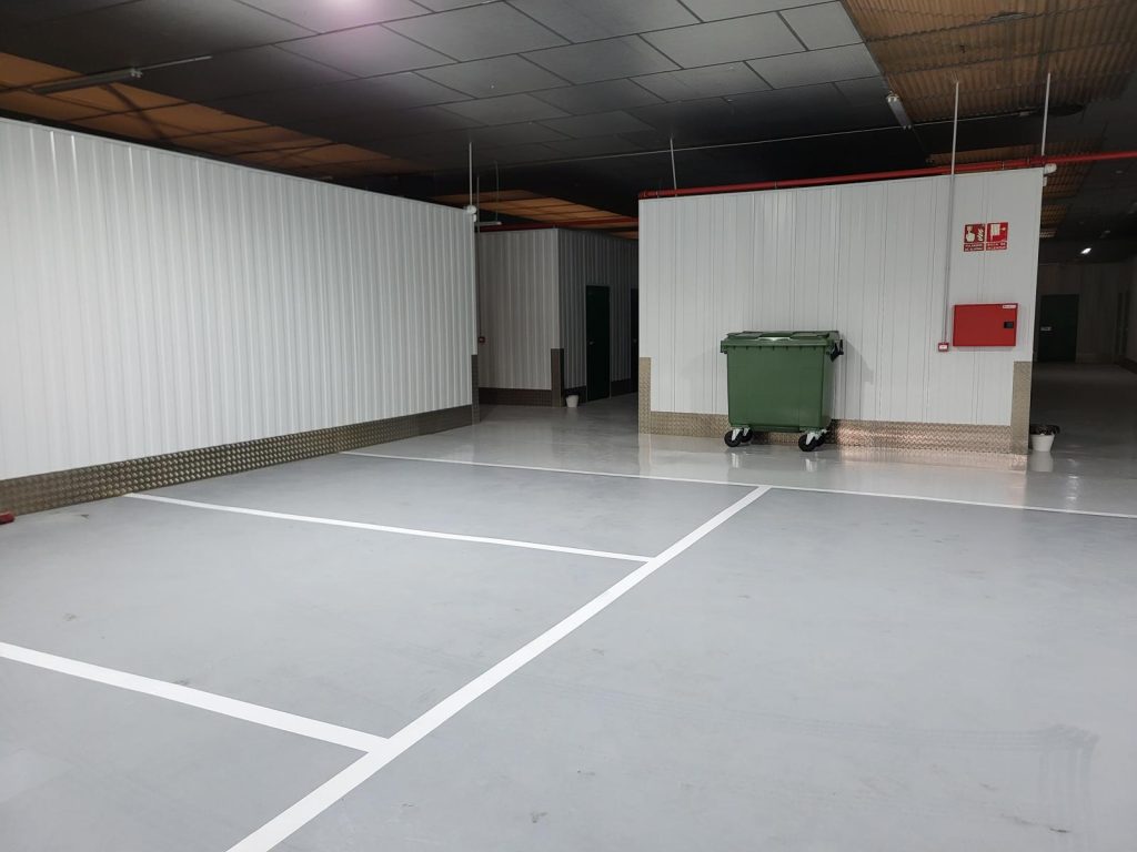 Almacén de alquiler con zona de carga y descarga