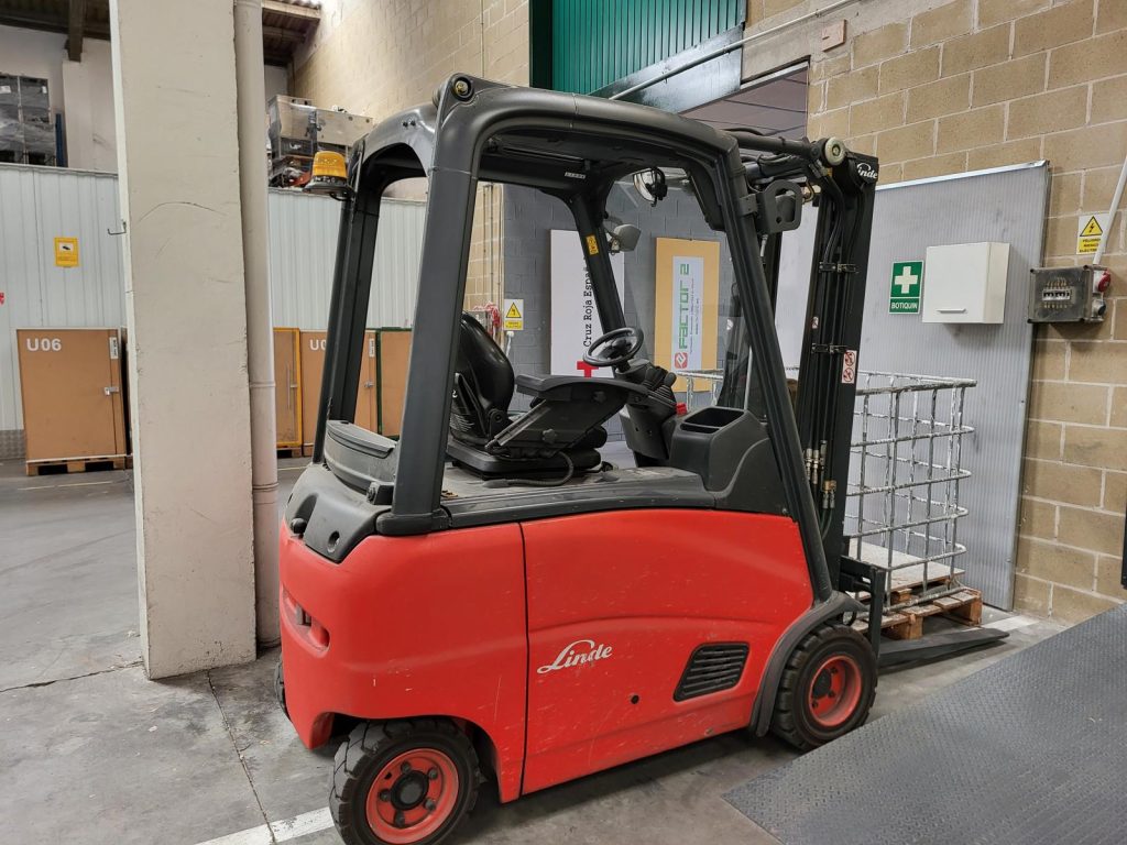 Carretilla elevadora para mover palets en el almacén