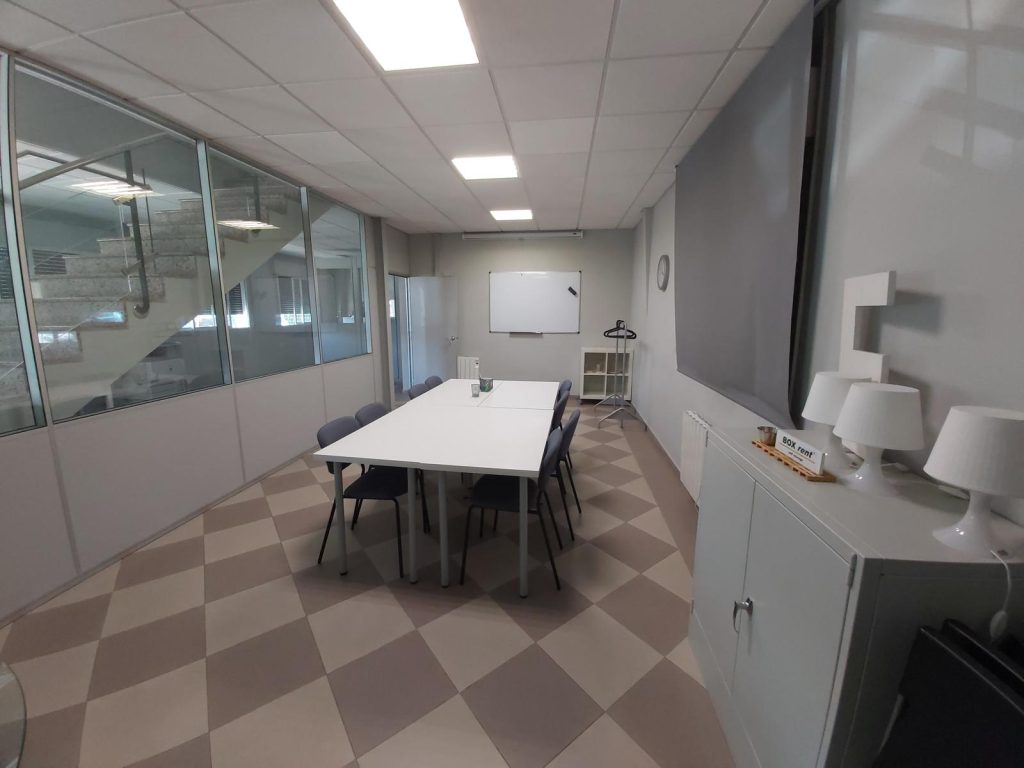 Sala de reuniones para 12 personas en Box Rent Valladolid